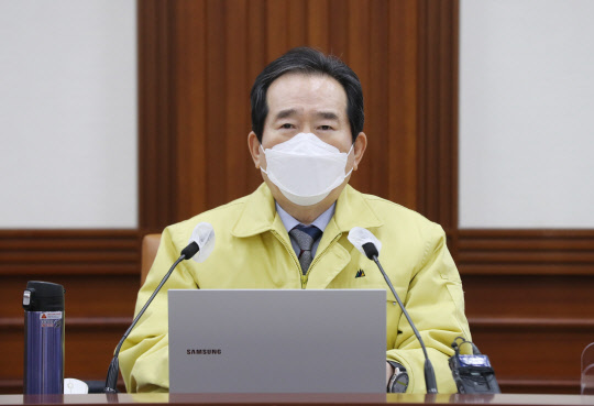 정세균 국무총리가 3일 오후 정부서울청사에서 열린 코로나19 대응 중앙재난안전대책본부(중대본) 회의를 주재하고 있다. 연합뉴스